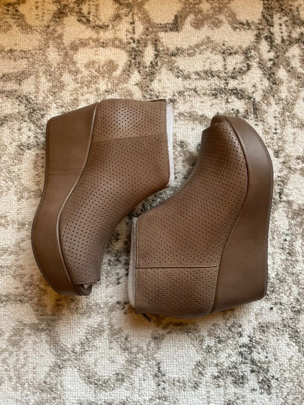 Chocolat Blu Walee Wedge in Mushroom Leather Women's Size 8.5 NWOT